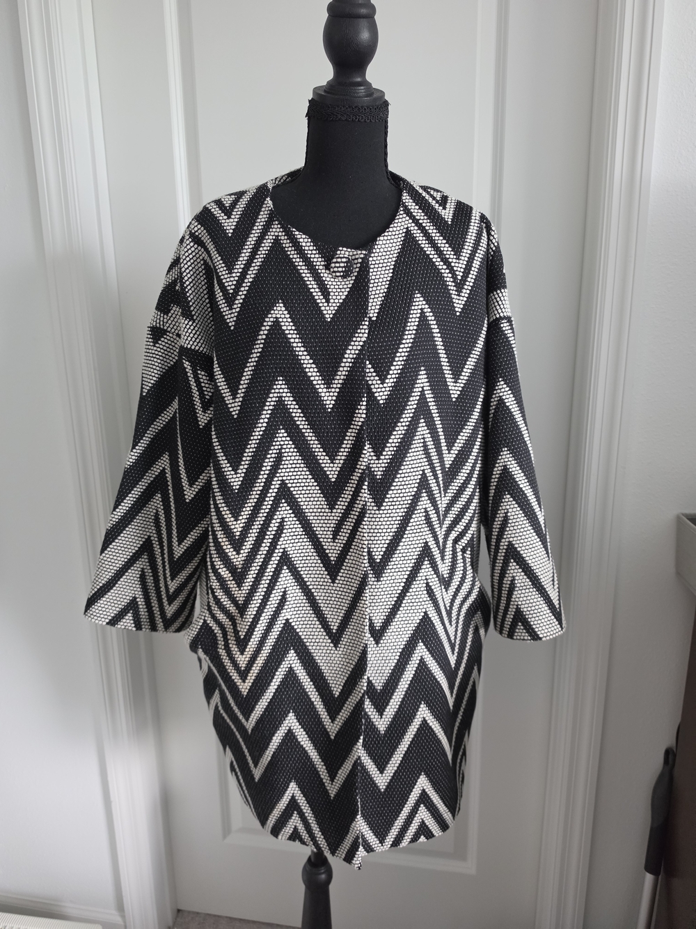 🖤🤍 Vince Camuto Black and White Chevron Knit Cardigan Jacket